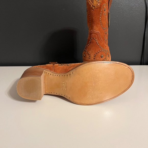 NWOB Frye Victoria  Suede Stud Boot - Picture 4 of 6